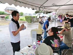 かき氷を食べる市長