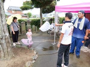 子ども連れの家族と歓談する市長