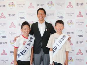 委嘱式の後の一日市長の2人と中原市長の記念撮影