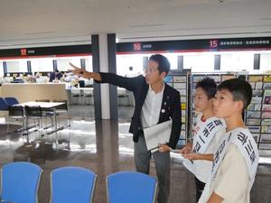 中原市長が庁内を案内する様子