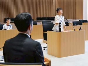 議場にて市政について質問をする一日市長
