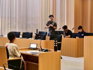 一日市長に答弁する職員