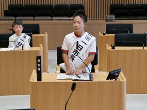 議場にて市政について質問をする一日市長