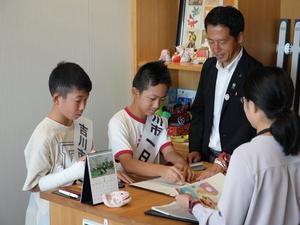 書類に印を押して決裁をする一日市長