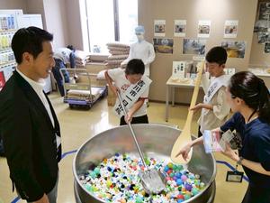 給食センターを視察する一日市長