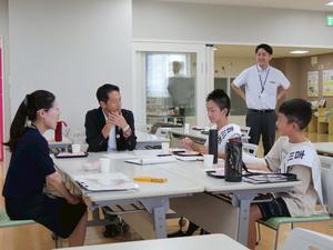 給食センターで給食について決断する一日市長
