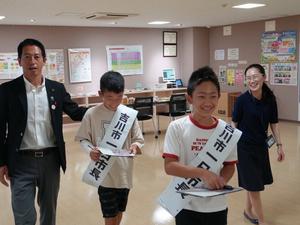 給食センターを視察する一日市長