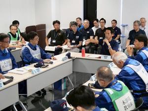 市長が指示を出す様子