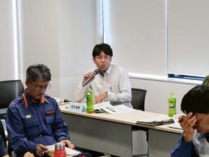 埼玉県警の方より講評をいただくときの様子