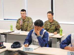 自衛隊の方より講評をいただくときの様子