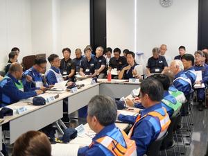 埼玉県警の方より講評をいただくときの様子