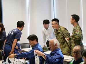 図上訓練終了後に埼玉県警の方と自衛隊の方に感謝を伝える市長