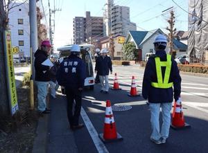 職員による点検作業を視察する市長