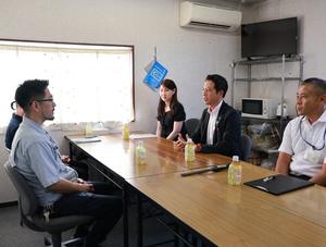 会社の説明を聞く市長と職員