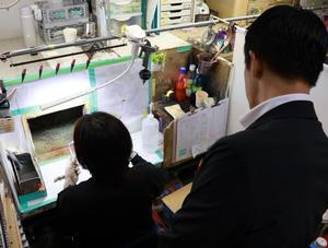 工場内を見学する市長