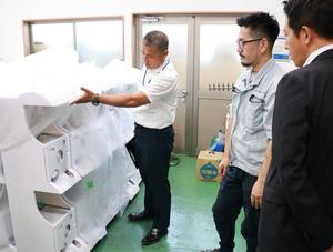 工場内を見学する市長