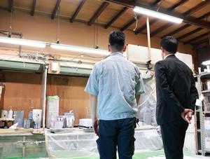 工場内を見学する市長