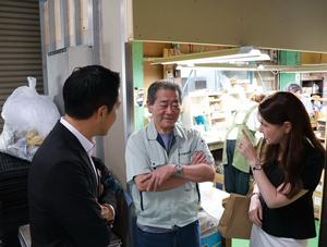 工場内を見学する市長