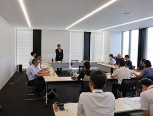 会議の冒頭挨拶をする市長