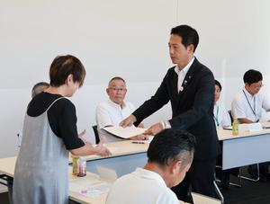 委員に委嘱書を交付する市長