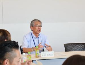 意見を述べる委員