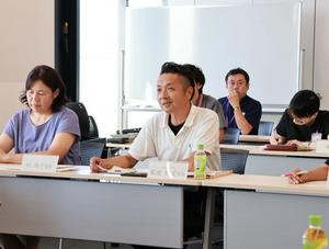 意見を述べる委員