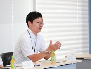 意見を述べる委員