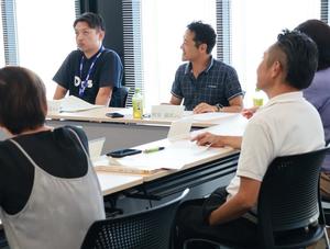 意見を述べる委員