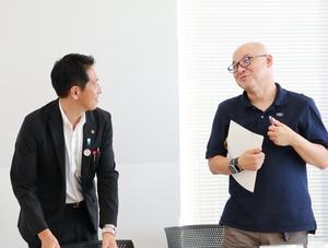 会議後に会長と話す市長