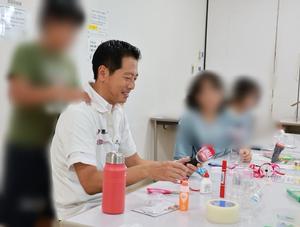子ども達と笑顔でランタン作りをする市長
