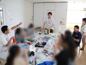 みんなでランタン作りをする様子