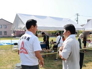 自治会長と話をする市長