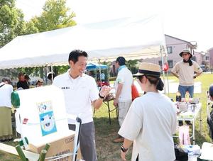 会場の皆さんと話をする市長