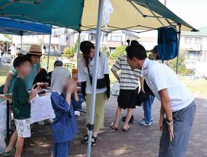 会場の皆さんと話をする市長
