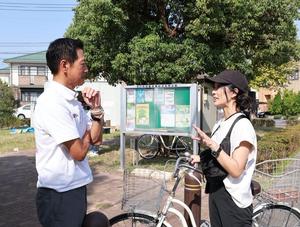 会場の皆さんと話をする市長