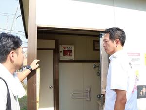 トイレに設置されたAEDを確認する市長
