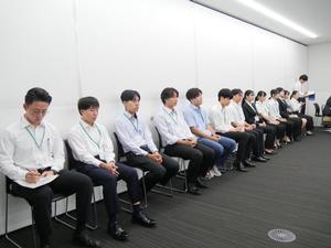 行政会議を見学するインターンシップ生