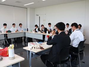 インターンシップ生と昼食を共にする市長と副市長