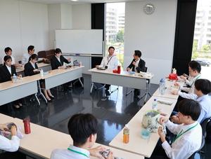 インターンシップ生と昼食を共にする市長と副市長