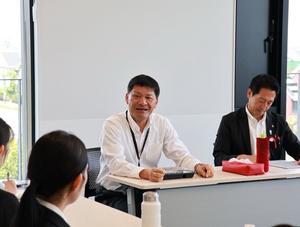 インターンシップ生と昼食を共にする市長と副市長