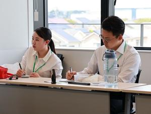 真剣にメモを取るインターンシップ生