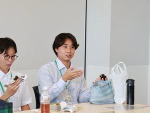 話をするインターンシップ生