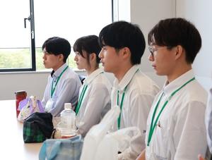 真剣に話を聞くインターンシップ生