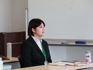 話をするインターンシップ生