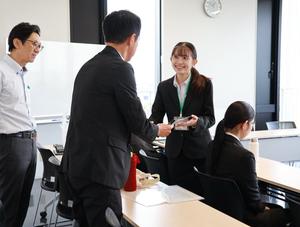 市長と笑顔で話すインターンシップ生