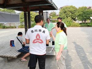 澤登会長と話をする市長