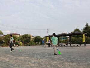 会場を清掃する役員の方々