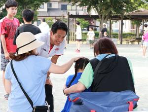 参加した子供たちと話をする市長