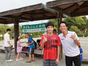 参加した子供たちと記念撮影をする市長