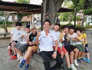 参加した子供たちと記念撮影をする市長